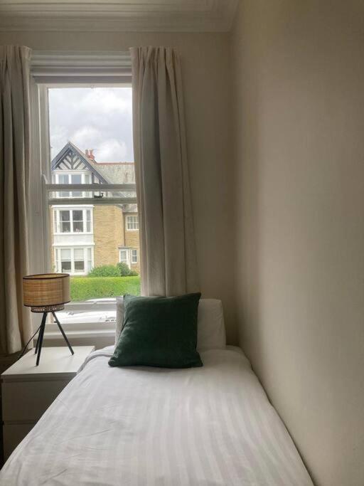 Spacious & Bright 3 Bed Harrogate Apartment 외부 사진